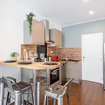 Renovated 3bed 2bath * リール